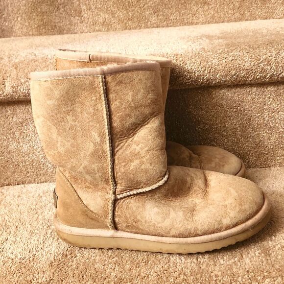 Ugg Classic Short Tan Suede Boots w/ Print "Sundance II" Size 7 - Picture 1 of 12
